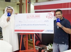 مايك مبلتع وطلال الياقوت مذيعا برنامج القايلة في اذاعة 1037 افام ممسكان بشيك رابح الدانة﻿