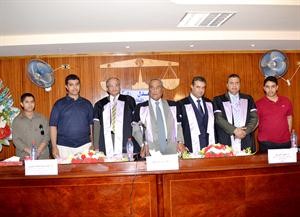 المستشار دسعد العجمي يتوسط لجنة المناقشة وابناءه
