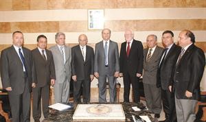 وزير الداخلية اللبناني مروان شربل متوسطا مراسلي الصحف العربية محمود الطويل