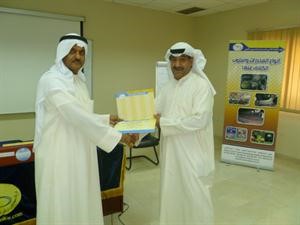 الفريق متقاعد مساعد الغوينم مكرما احد المشاركين في الدورة 