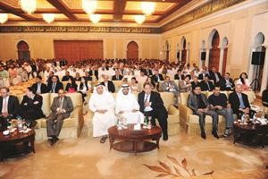 قيادات الشركة تتقدم الحضور من موظفي المجموعة خلال حفل التكريم﻿