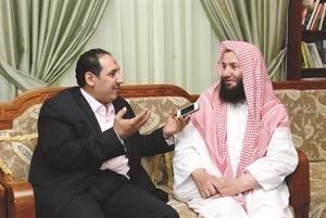 الشيخ عبدالرحمن عبدالخالق متحدثا للزميل اسامة ابو السعود﻿
