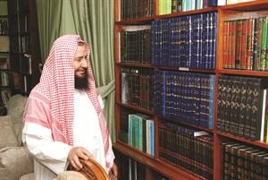 الشيخ عبد الرحمن عبد الخالق امام مكتبته﻿