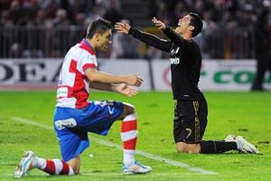 نجم ريال مدريد كريستيانو رونالدو فرحا بالفوز ومدافع غرناطة حزينا للهزيمة افپ