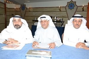 بدر المديرس ومحمد المنصوري ومشعل الديحاني خلال اللقاء
