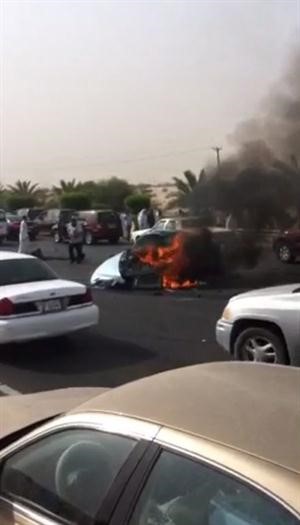 الدخان يتصاعد من المركبة المحترقة﻿