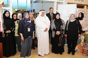 ابراهيم القطان وحصة العلي مع عدد من المشاركين والمشاركات في المعرض
