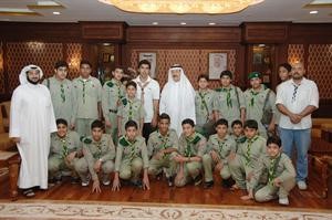 عبدالحميد الحجي مستقبلا وفد الكشافة
