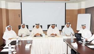 دعلي حيدر ودفاضل المويل ودفهد العبدالمحسن مع الحضور في اللقاء
