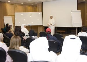بدر علي اثناء مناقشة البرنامج مع المتدربين من موظفي البنك
