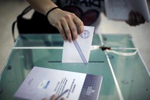 يونانية تدلي بصوتها في اثينا امس افپ