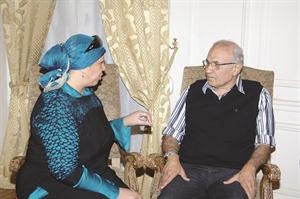 شفيق متحدثا للزميلة خديجة حمودة﻿