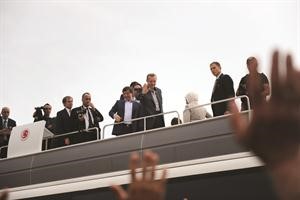 رئيس الوزراء التركي رجب طيب اردوغان ووزير خارجيته احمد داود اوغلو خلال زيارة تفقدية للنازحين السوريين على الحدود	افپ﻿