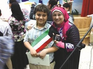 مروان هشام ووالدته في لقطة تذكارية﻿