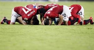 دعاة الكويت خالفوا راي مجمع الفقه السوداني الذي اجاز سجود اللاعبين بعد احراز الاهداف شكرا لله ﻿