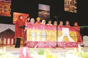 طلبة المدارس الايرانية الخاصة في لوحة ترحيبية﻿