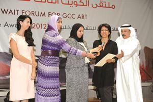 دسعاد الصباح مكرمة احدى المشاركات﻿