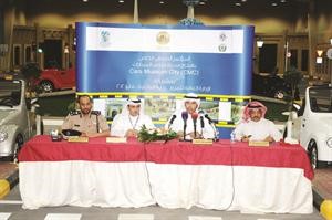 المتحدثون خلال المؤتمر الصحافي لافتتاح مدينة السيارات انور الكندري
