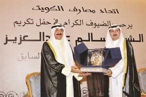 حمد عبدالمحسن المرزوق مكرما الشيخ سالم العبدالعزيز﻿