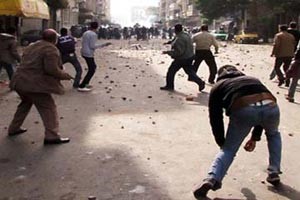 «العسكري» يبث صوراً لمتظاهرين يرشقون جنوداً بالحجارة
