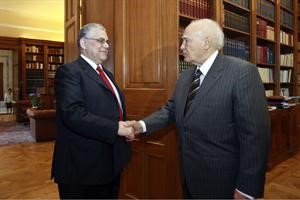 الرئيس اليوناني كارولوس بابولياس مرحبا برئيس الحكومة المنتهية ولايته لوكا باباديموس امس افپ