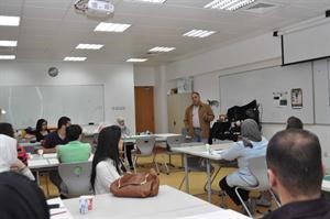 فريد عبدال خلال المحاضرة﻿