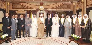 سمو ولي العهد الشيخ نواف الاحمد مستقبلا معبدالعزيز الابراهيم والمشاركين في المؤتمر
