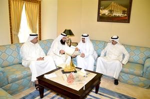مسلم البراك يسلم الامين العام صحيفة استجواب الشمالي بحضور خالد الطاحوس وعبدالرحمن العنجري﻿