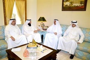 خالد الطاحوس ومسلم البراك وعبدالرحمن العنجري اثناء تسليمهم استجواب وزير المالية للامين العام علام الكندري﻿