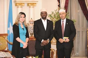 الرئيس شريف شيخ احمد متوسطا السفير الصومالي والزميلة بيان عاكوم﻿