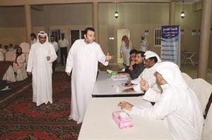 حسن البلام معترضا على طلب خروجه من مقر فرقة المسرح الكويتي اثناء الانتخابات