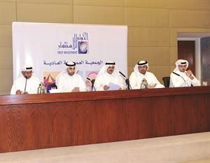 محمد الغريبة وخالد السنعوسي في جانب من عمومية الشركة ﻿