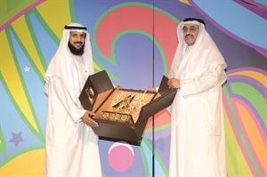 درع تكريمية الى وزير الشؤون الفريق احمد الرجيب
