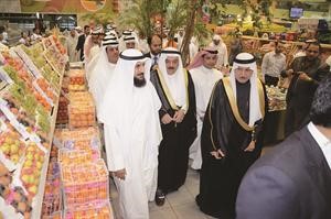 محمد الكندري وضيوف الملتقى التعاوني الخليجي
