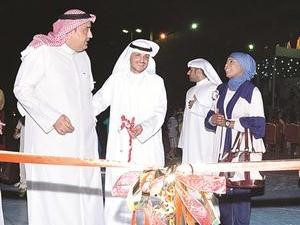 جاسم الكندري وعدد من المشاركين خلال افتتاح المعرض﻿