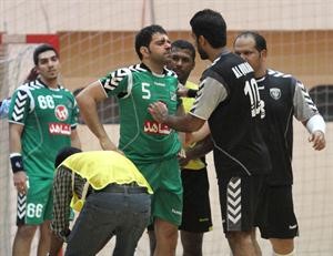 لاعب العربي حامد مزعل بعد تعرضه للاصابة الازرقكوم