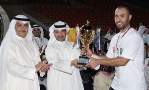 جمال بوعركي يسلم الكاس للفائز بحضور جمال الكاظمي سعود سالم