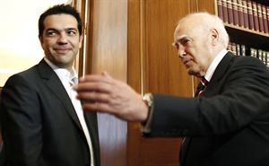 الرئيس اليوناني مستقبلا رئيس الحكومة المكلف اليكسيس تسيبراس افپ﻿