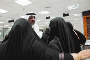 عيسى خضير مدير بنك التسليف والادخار فرع العاصمة متحدثا الى بعض المراجعات