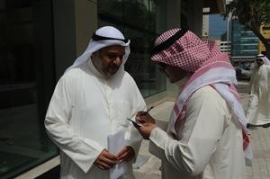 احد مراجعي بنك التسليف متحدثا للزميل حمد العنزي اسامة ابوعطية
