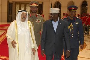 صاحب السمو الامير الشيخ صباح الاحمد مودعا الرئيس الصومالي قبل مغادرته البلاد﻿