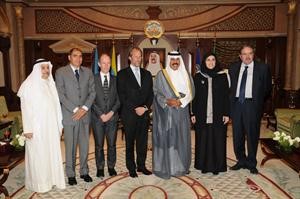 سمو ولي العهد الشيخ نواف الاحمد خلال لقائه الشيخة عايدة سالم العلي والوفد المرافق لها﻿