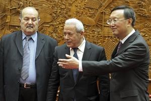 وزير الخارجية الصيني يانغ جايشي مستقبلا رئيس المجلس الوطني السوري برهان غليون في بكين امس رويترز