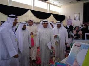 محمد الكندري وعبدالله الحربي وابراهيم القطان خلال تجولهم في المعرض