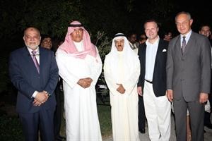 عدد من الحضور في حفل العشاء﻿