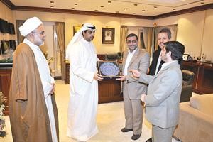 الشيخ محمد العبدالله يتلقى درعا تذكارية من دمحمد باقر خرمشاد بحضور السفير روح الله قهرماني ودعباس خامه يار﻿