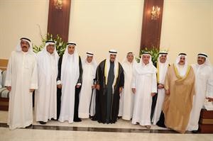 سمو الشيخ ناصر المحمد متوسطا عددا من الحضور﻿