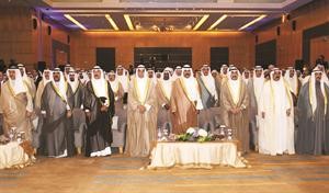 سمو ولي العهد الشيخ نواف الاحمد واحمد السعدون والشيخ جابر العبدالله والشيخ فيصل السعود والشيخ مشعل الاحمد وسمو الشيخ ناصر المحمد ورئيس الوزراء وجاسم الخرافي في مقدمة الحضور
