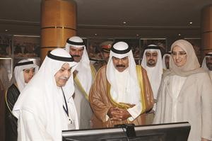 سمو ولي العهد يطلع على فعاليات المسابقة بحضور الشيخة عايدة سالم العلي والشيخ فهد سالم العلي وصالح العسعوسي والشيخ عبدالله سالم العلي
