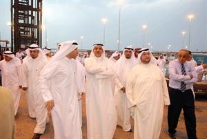 مسالم الاذينة و الشيخ دصباح جابر العلي خلال جولتهما في ميناء الشعيبة